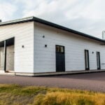 Leveä ulkoverhouspaneeli Vaara Nordic Wide 28x277 omakotitalo